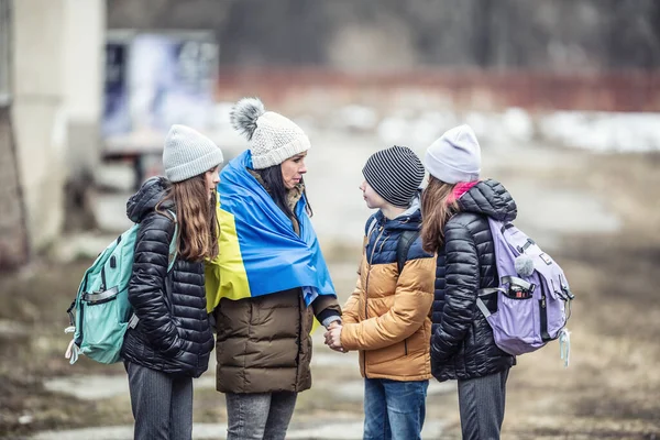 Ukrainska Kvinna Flyr Konflikten Med Barn Försäkrar Sina Tre Barn — Stockfoto