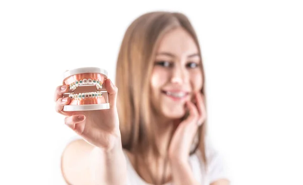 Genç Bir Kızın Elindeki Diş Tellerinin Modeli — Stok fotoğraf