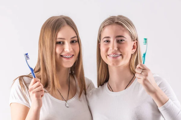 Dois Adolescentes Bonitos Com Aparelho Dental Eles Têm Escovas Dentes — Fotografia de Stock