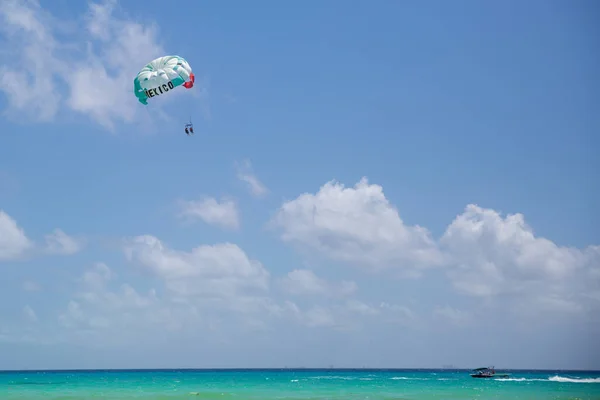 トルコの海と署名メキシコとカリブ海の上のこの国の旗の色を持つパラシュート — ストック写真