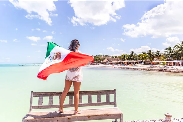 Γυναίκα Στέκεται Ένα Ξύλινο Πάγκο Κρατώντας Μεξικανική Σημαία Κοιτάζοντας Προς — Φωτογραφία Αρχείου
