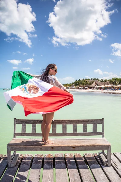 Μεξικανή Πατριώτισσα Κρατά Μια Εθνική Σημαία Στέκεται Ένα Ξύλινο Παγκάκι — Φωτογραφία Αρχείου