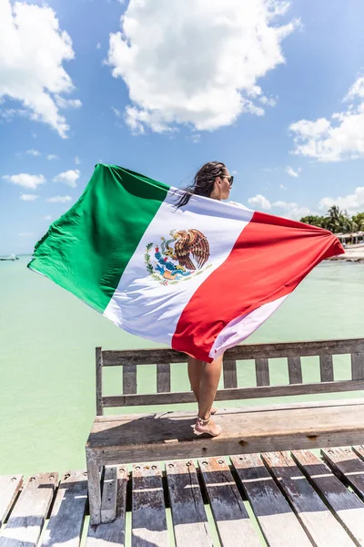 Femme Tient Drapeau Mexicain Derrière Son Dos Alors Elle Tient — Photo