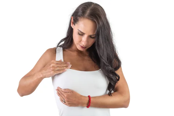 若い女性が胸をチェックする 癌を避けるために白い上を身に着け 自己検査をする 隔離された背景 — ストック写真