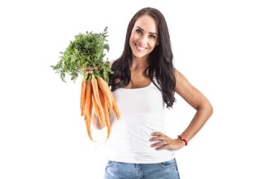 Genç, güzel esmer, beyaz arka planda taze havuç tutuyor..