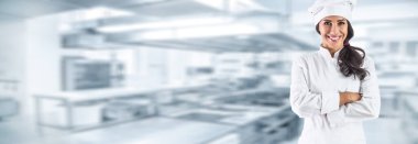 Restoranda ya da otel mutfağında genç aşçının portresi.