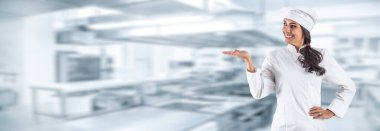 Genç bir şefin sağ kolu, restoran mutfağından gelen bir teklife dikkat çekiyor..