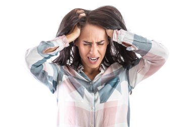 Büyük stres altındaki bir kadın iki eliyle başını tutar. Beyazda izole edilmiş.