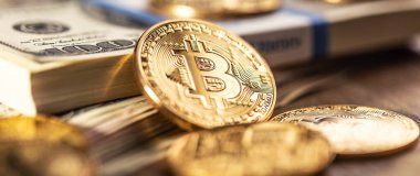 Amerikan banknotları üzerinde altın Bitcoinler. ABD para birimi ve kripto para birimi arasında çevrimiçi ticaret.