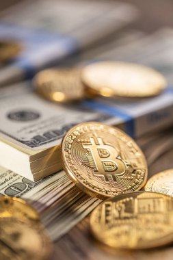 Amerikan banknotları üzerinde altın Bitcoinler. ABD para birimi ve kripto para birimi arasında çevrimiçi ticaret.