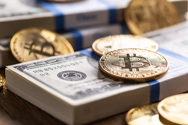Amerikan banknotları üzerinde altın Bitcoinler. ABD para birimi ve kripto para birimi arasında çevrimiçi ticaret.