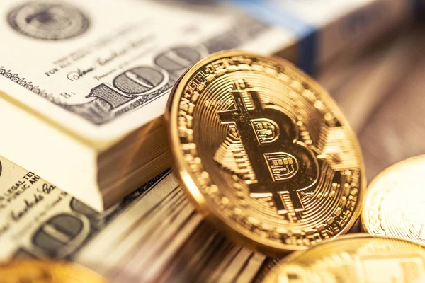 Bitcoins Oro Billetes Americanos Comercio Línea Entre Moneda Estadounidense Criptomoneda —  Fotos de Stock