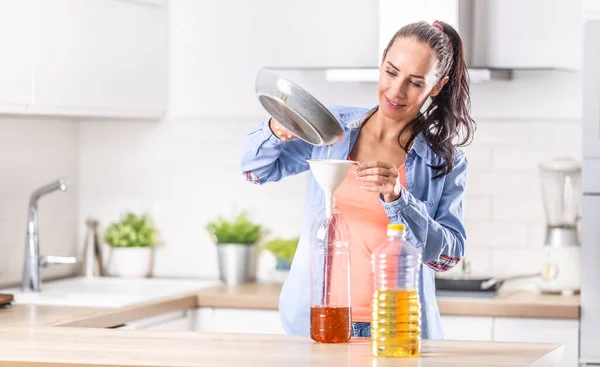 Kobieta Wlewa Zużyty Olej Gotowania Recyklingu Ponownego Użycia Plastikowej Butelki — Zdjęcie stockowe
