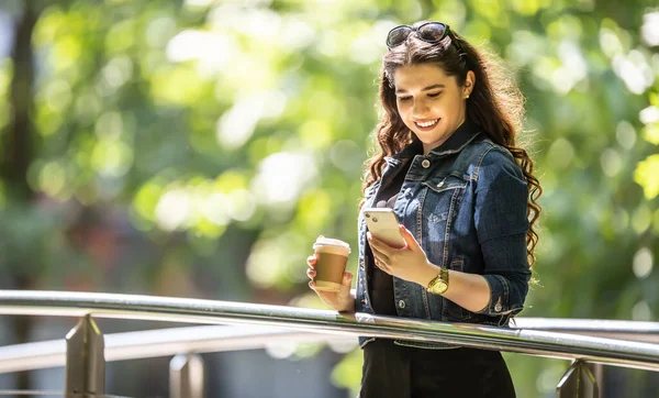 Genç Bir Kadını Şehir Parkında Kahve Molası Verip Cep Telefonundan — Stok fotoğraf