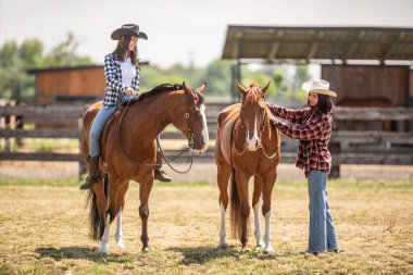 Yaz gezisine çıkan iki kız ve iki atın birlikteliği ve arkadaşlığı..