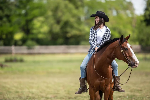 Malowany Koń Dziewczyna Nim Patrzą Przeciwnych Kierunkach Podczas Jazdy Farmie — Zdjęcie stockowe