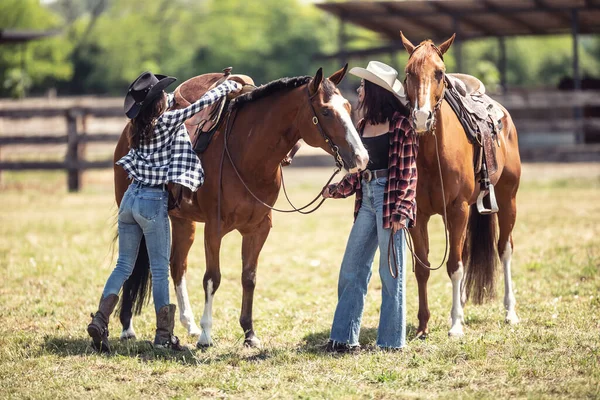 Kvinnor Sadlar Upp Sina Hästar Ranch Innan Rider Dem — Stockfoto
