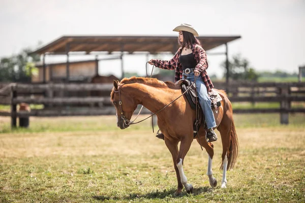 Jovem Vaqueira Leva Seu Cavalo Durante Passeio Rancho — Fotografia de Stock