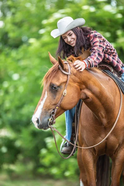 Przystojna Dziewczyna Śmieje Się Klepie Brązowego Konia Podczas Letniej Przejażdżki — Zdjęcie stockowe