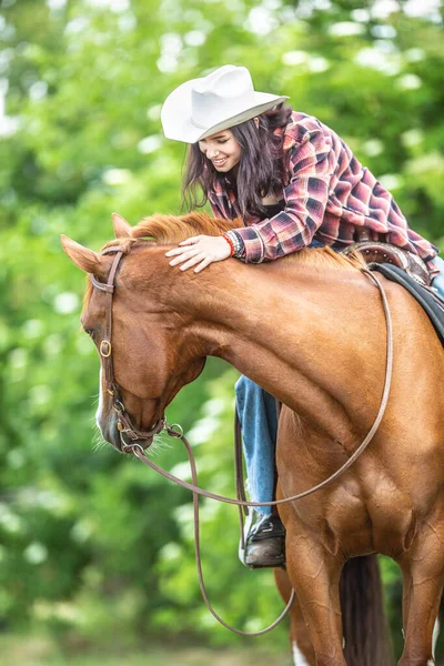 Dziewczyna Klepiąca Konia Który Spogląda Wstecz Podczas Letniej Przejażdżki — Zdjęcie stockowe
