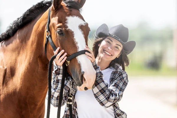 Szczęśliwa Młoda Kobieta Stoi Obok Głowy Konia Świeżym Powietrzu Letni — Zdjęcie stockowe