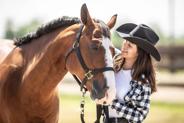 Koń Farby Jest Przyjazny Dla Swojej Właścicielki Gdy Pieści Zewnątrz — Zdjęcie stockowe