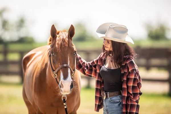 Piękna Dziewczyna Głaszcze Konia Uśmiechającego Się Niego Farmie — Zdjęcie stockowe
