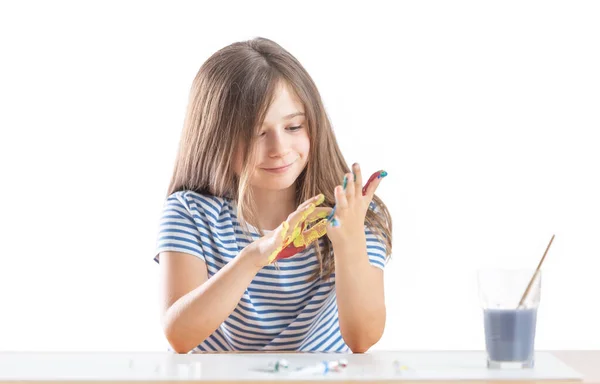 Menina Com Mãos Pintadas Aquarelas Mesa Isolado Branco — Fotografia de Stock