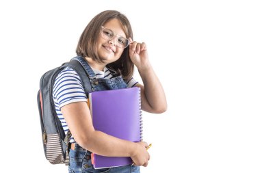 Liseli kız ders kitaplarını tutarken ve sırt çantası takarken gözlüğünü düzeltiyor..