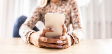 Bir kadının ellerine yakından bakmak, mesaj yazmak ya da sosyal ağlara göz atmak.