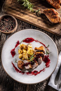 Kültürel olarak hazırlanmış ördek göğsü fırında patates ve kızılcık sosuyla..