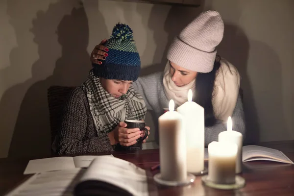 어머니는 집에서 겨울옷을 아래서 공부하는 차가운 아들을 — 스톡 사진
