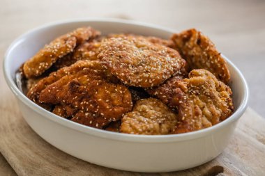 Beyaz kase susamlı et şnitzeli..