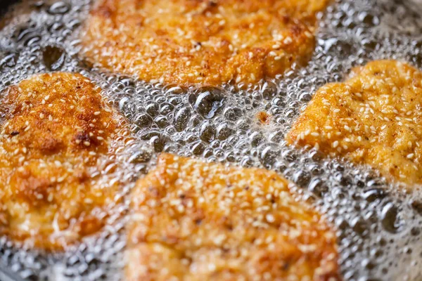 Detalj Bubblor Stekolja Som Schnitzel Steka Pannan — Stockfoto