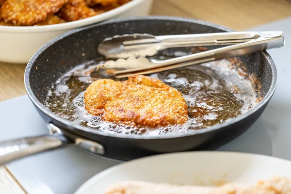 Padella Piena Olio Viene Utilizzata Friggere Carne Impanata Mentre Fanno — Foto Stock