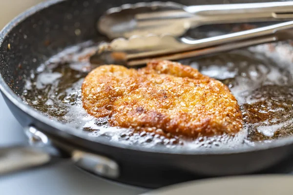 Schnitzel Freír Una Sartén Caliente Acabado Piel Crujiente Oro — Foto de Stock