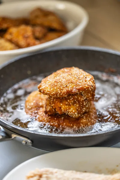 Schnitzels Con Semi Sesamo Una Padella — Foto Stock