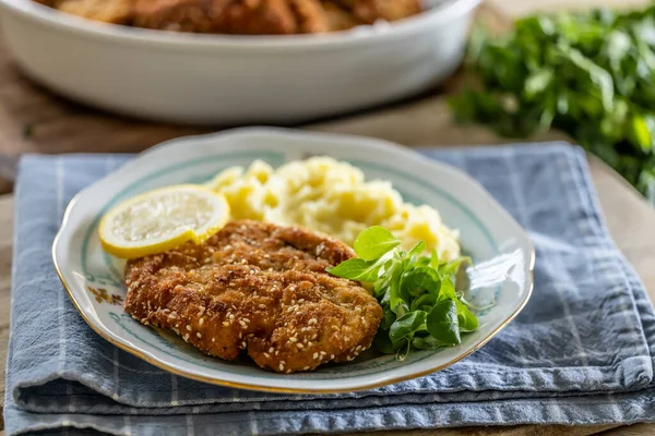 Schnitzel Med Sesamfrön Serveras Med Potatismos Och Grönt Tallrik — Stockfoto