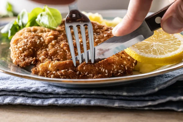 Gaffel Och Kniv Tar Ett Första Snitt Från Schnitzel Sesamfrön — Stockfoto