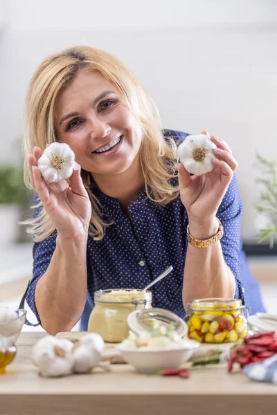 Mujer Feliz Toma Cabezas Ajo Las Convierte Conservas Cocina —  Fotos de Stock