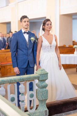 Hristiyan gelin ve damat kilisede mihrabın önünde evleniyorlar..