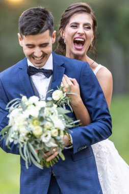 Sadece evli karı koca dışarıda gülüp sarılıyorlar..