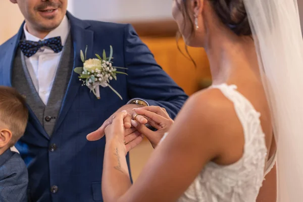 Νύφη Βάζει Ένα Δαχτυλίδι Ένα Δάχτυλο Του Γαμπρού Κατά Διάρκεια — Φωτογραφία Αρχείου