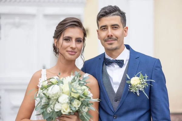 Belos Jovens Recém Casados Sorrindo Para Câmera Logo Depois Casar — Fotografia de Stock