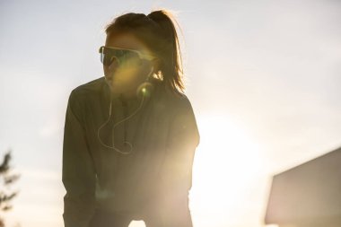 Genç bir atlet gün doğumunda veya günbatımında koşmaya konsantre olur.