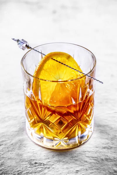 Coquetel Moda Antiga Uma Mesa Grés Close Bebida Uísque Bourbon — Fotografia de Stock