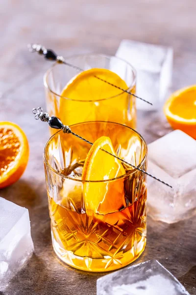 Glasses Cocktail Drinks Old Fashioned Oranges Ice Cubes — Stock Photo, Image