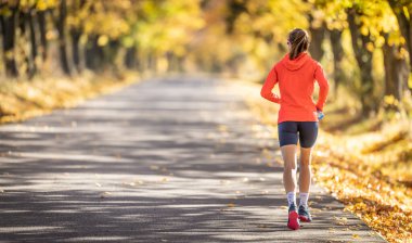 Genç bayan sporcu kılığına girerek Hindistan 'da yaz aylarında parkta koşuyor..