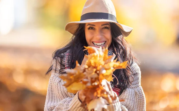 Cheerful Brunette Stylish Autumn Clothes Holds Arm Full Colorful Fallen — Stock Photo, Image