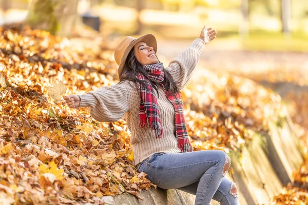 Uma Bela Jovem Mulher Desfruta Atmosfera Natureza Outono Colorido — Fotografia de Stock